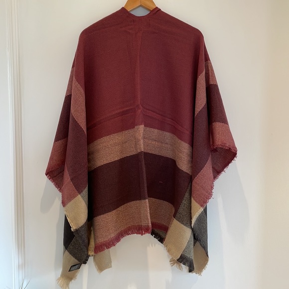 Gorgeous Plaid Buckled Poncho. Super soft. 100% Acrylic. - Picture 4 of 4